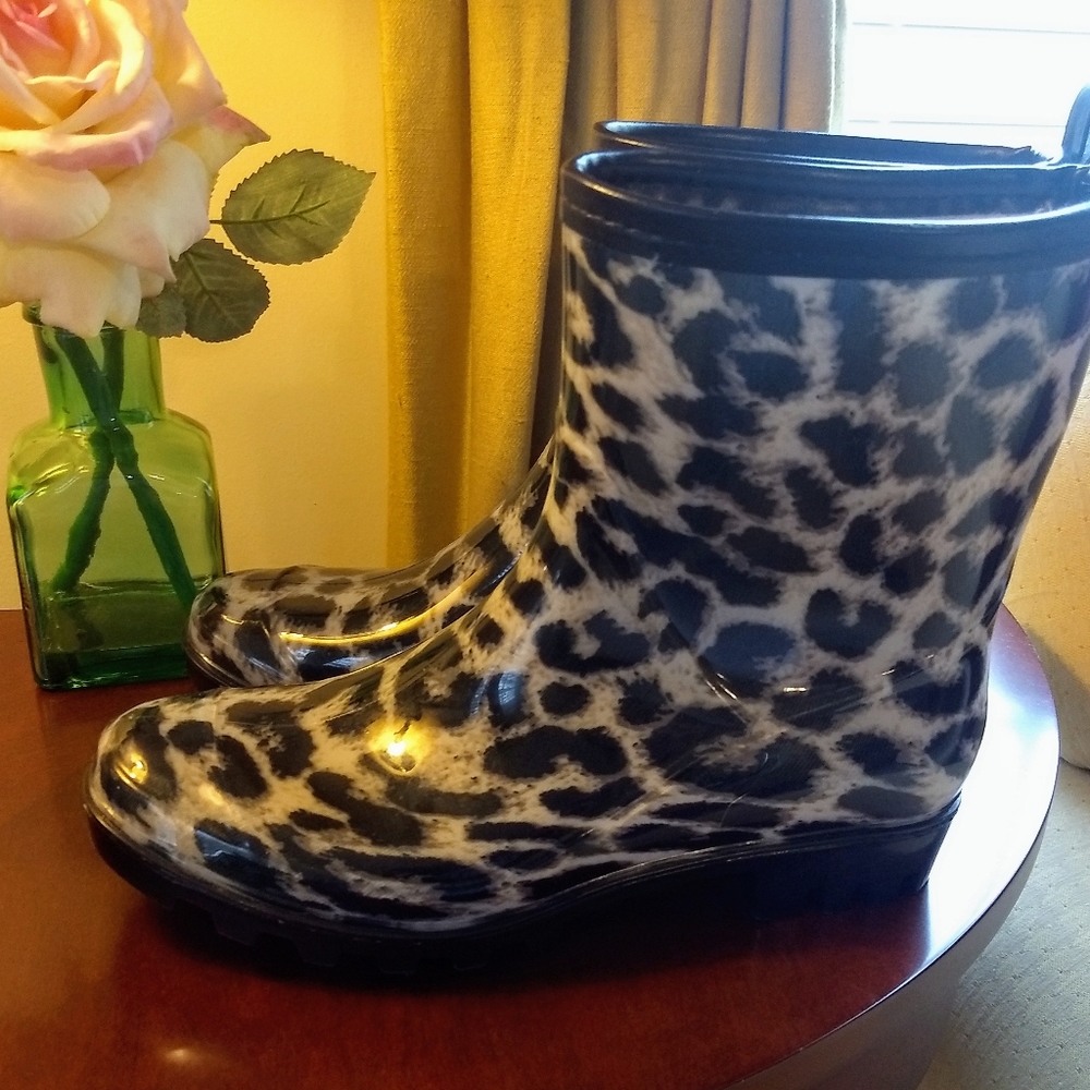 SOCIOLOGY RAIN BOOTS SZ 6